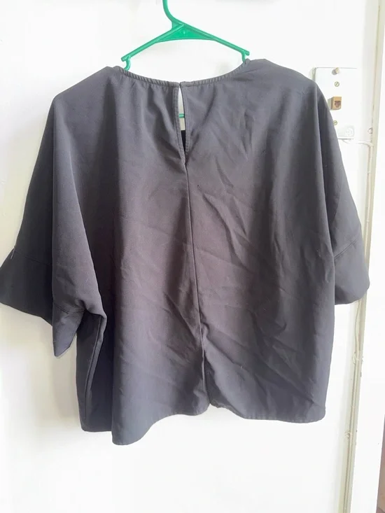 Forever 21 Black Short-Sleeve Round Neck Blouse with Keyhole - Picture 2 of 7